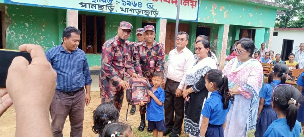 পানছড়িতে বিজিবির উদ্যোগে শিক্ষার্থীর মাঝে স্কুল ব্যাগ বিতরণ