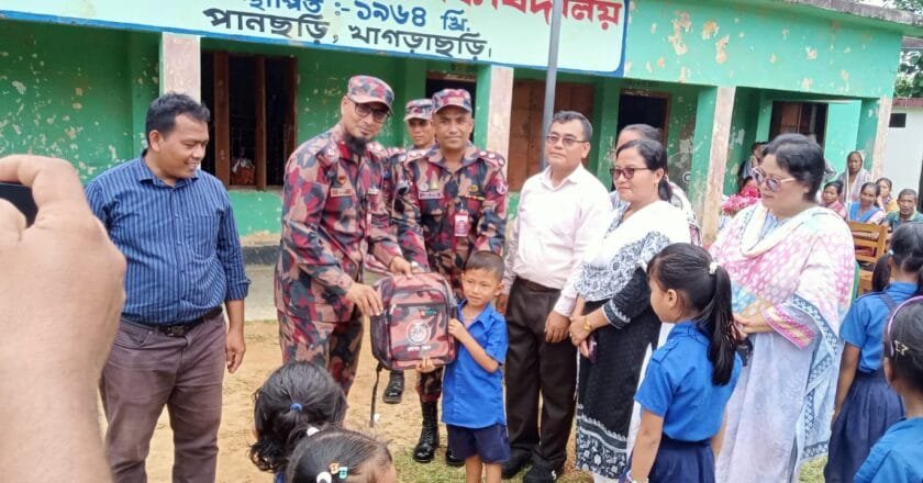 পানছড়িতে বিজিবির উদ্যোগে শিক্ষার্থীর মাঝে স্কুল ব্যাগ বিতরণ