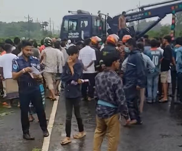মানিকগঞ্জ মহাসড়কের মূলজানে ট্রাক-পিকআপ সংঘর্ষে নিহত ২, আহত ২