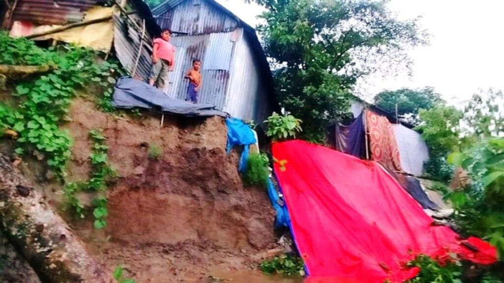 তাড়াইলে নদী ভাঙনে ১২ ঘর বিলীন ও হুমকিতে ৫০ পরিবার: কার্যকর ব্যবস্থা গ্রহণের দাবি