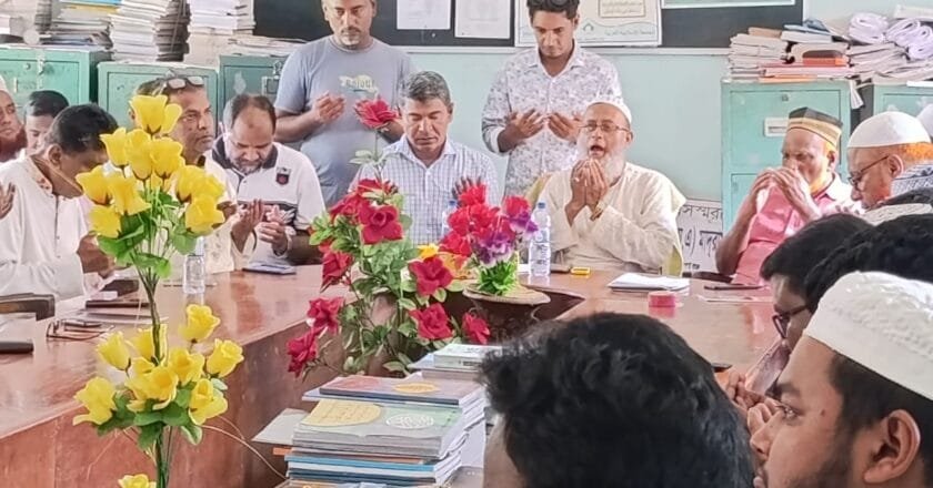উল্লাপাড়া কামিল মাদ্রাসায় সভাপতির দায়িত্ব গ্রহণ করলেন রফিক