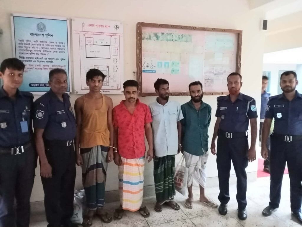 তাড়াইলে ২৭ মামলার এক আসামিসহ গ্রেফতার ৪