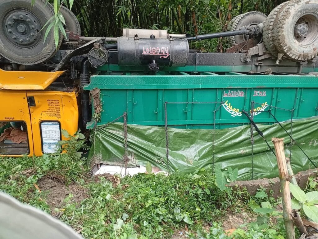 মানিকগঞ্জে রাস্তার ধস, মালবাহী ট্রাক উল্টে দুর্ঘটনা
