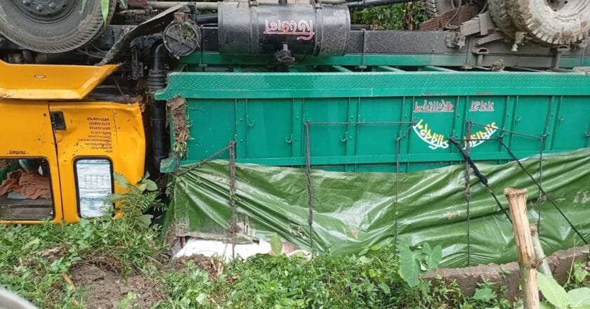 মানিকগঞ্জে রাস্তার ধস, মালবাহী ট্রাক উল্টে দুর্ঘটনা