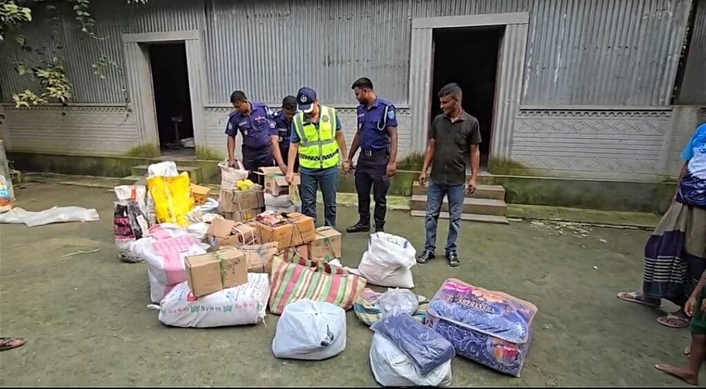 নাগেশ্বরীতে ধানের গোলা থেকে বিপুল পরিমাণ ভারতীয় চোরাই পণ্য জব্দ