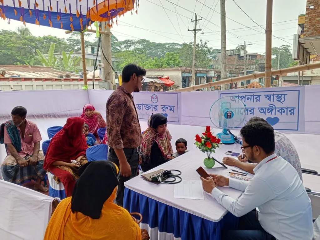 মির্জাগঞ্জে ওয়ালটন প্লাজার উদ্যোগে ফ্রি মেডিকেল ক্যাম্প