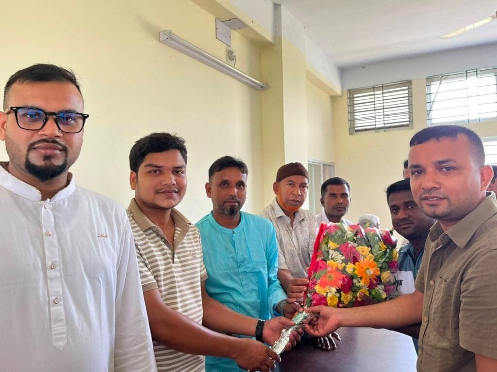 হাওড়া উচ্চ বিদ্যালয়ের নতুন সভাপতি আশরাফুল আলমকে ফুলেল শুভেচ্ছা
