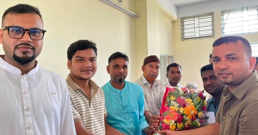 হাওড়া উচ্চ বিদ্যালয়ের নতুন সভাপতি আশরাফুল আলমকে ফুলেল শুভেচ্ছা