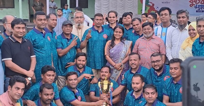 মানিকগঞ্জ প্রেসক্লাবের প্রীতি ফুটবল ম্যাচ অনুষ্ঠিত