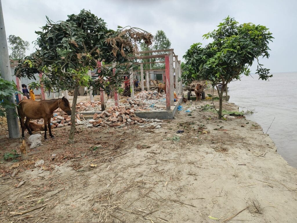 চিলমারীতে বিশারপাড়া আশ্রায়ন প্রকল্পটি ব্রহ্মপুত্রের ভাঙ্গনের কবলে