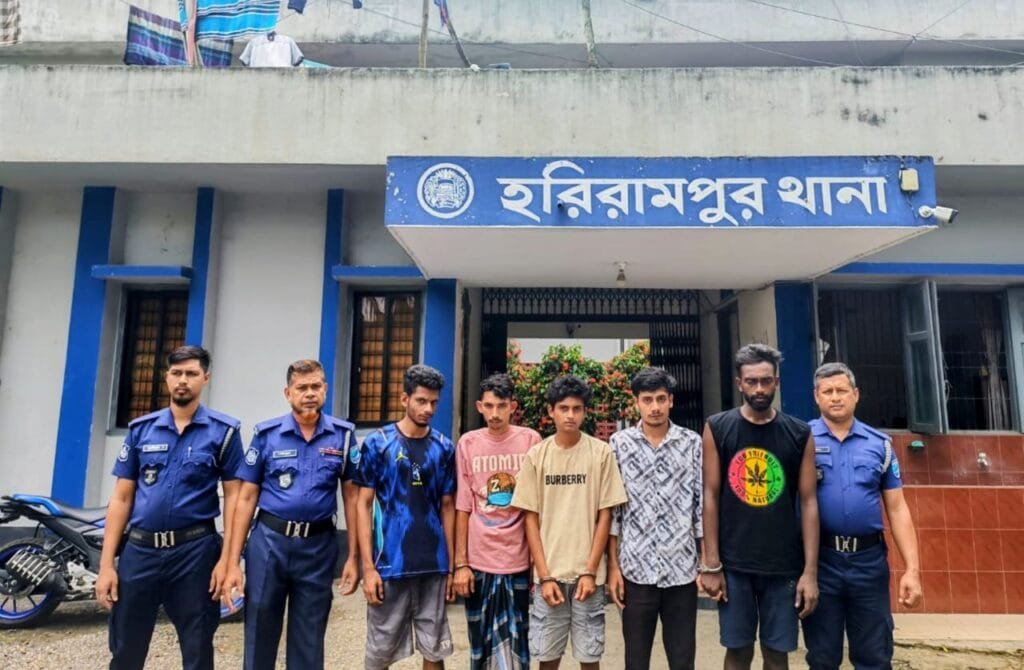 ‎হরিরামপুরে ৫ মাদক সেবনকারিকে তিন মাসের কারাদণ্ড