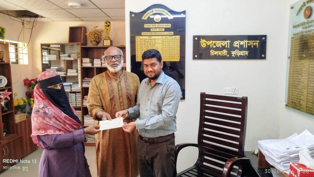 চিলমারীতে বজ্রপাতে নিহত রফিকুলের পরিবারের পাশে উপজেলা প্রশাসন