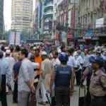 মতিঝিলে ইসলামী ব্যাংকের সামনে বিক্ষোভ, পুলিশ-গ্রাহক সংঘর্ষ