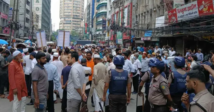 মতিঝিলে ইসলামী ব্যাংকের সামনে বিক্ষোভ, পুলিশ-গ্রাহক সংঘর্ষ