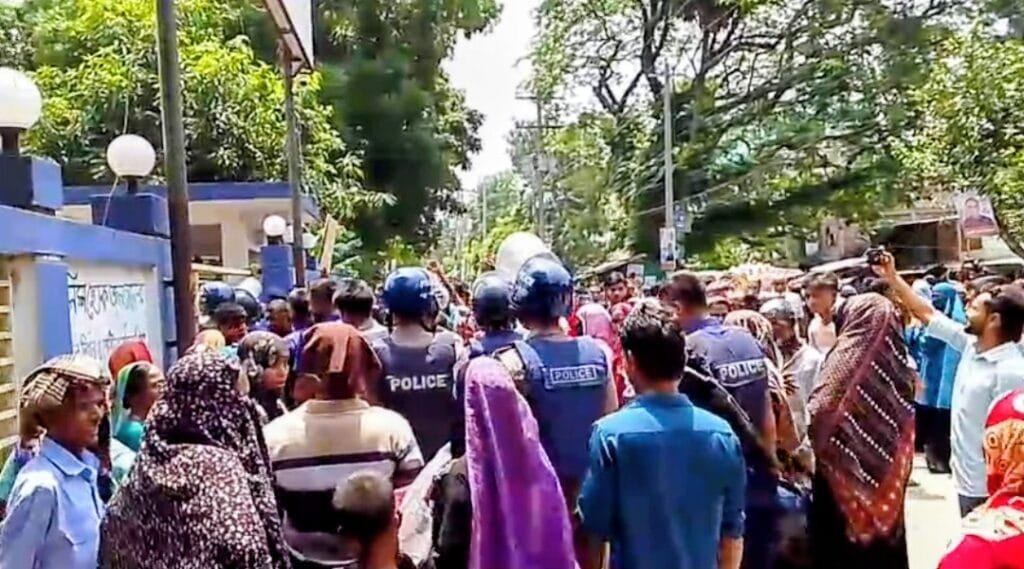 মানিকগঞ্জে হত্যা সন্দেহে মেম্বার আব্দুল আলিম গ্রেপ্তার, প্রতিবাদে থানায় ঘেরাও এলাকাবাসীর