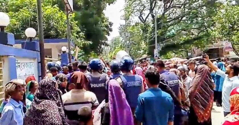মানিকগঞ্জে হত্যা সন্দেহে মেম্বার আব্দুল আলিম গ্রেপ্তার, প্রতিবাদে থানায় ঘেরাও এলাকাবাসীর