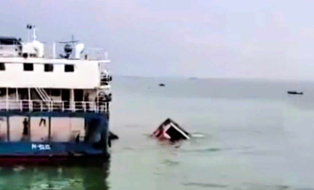 দৌলতদিয়া ফেরিঘাটে পদ্মায় নিমজ্জিত যাত্রীবাহী বাস, অল্পের জন্য বড় ধরনের হতাহত ঘটেনি