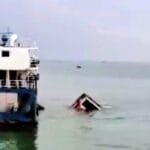 দৌলতদিয়া ফেরিঘাটে পদ্মায় নিমজ্জিত যাত্রীবাহী বাস, অল্পের জন্য বড় ধরনের হতাহত ঘটেনি
