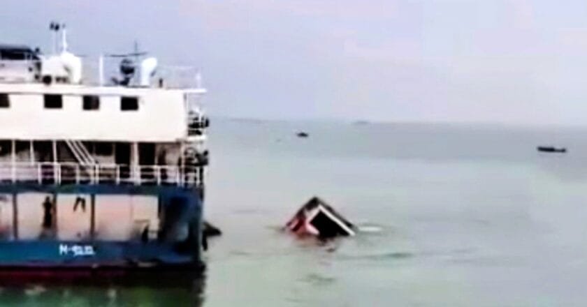 দৌলতদিয়া ফেরিঘাটে পদ্মায় নিমজ্জিত যাত্রীবাহী বাস, অল্পের জন্য বড় ধরনের হতাহত ঘটেনি