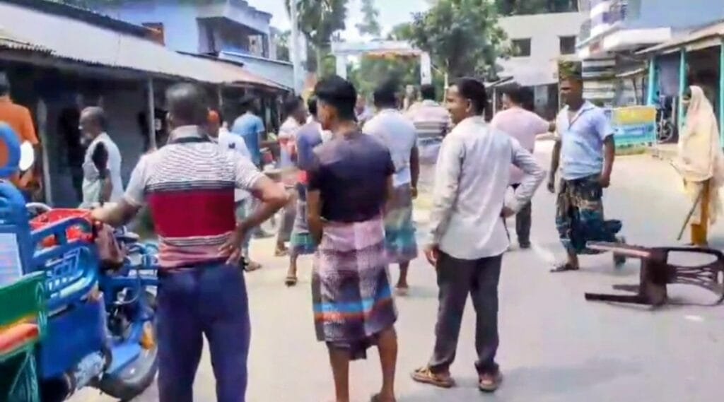 বদলগাছীতে ব্যাটারি চালিত ভ্যান ও রিক্সার লাইসেন্স বিক্রি নিয়ে দুপক্ষের সংঘর্ষ