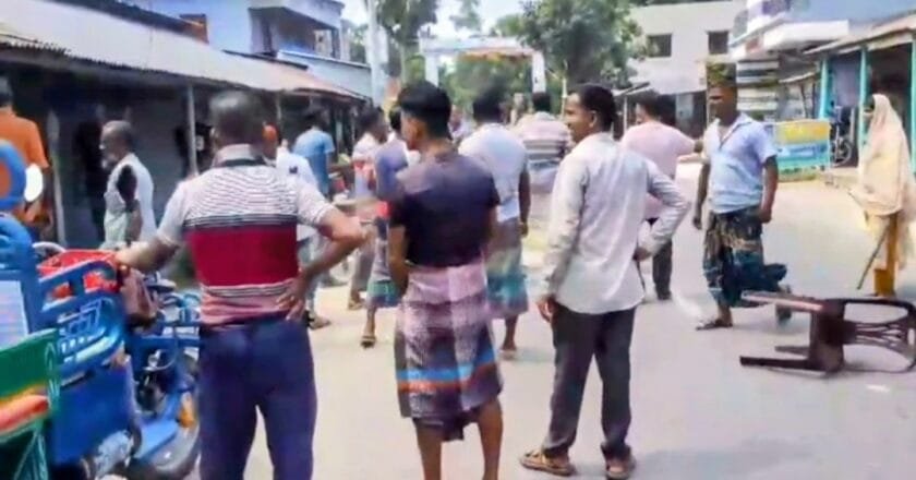 বদলগাছীতে ব্যাটারি চালিত ভ্যান ও রিক্সার লাইসেন্স বিক্রি নিয়ে দুপক্ষের সংঘর্ষ