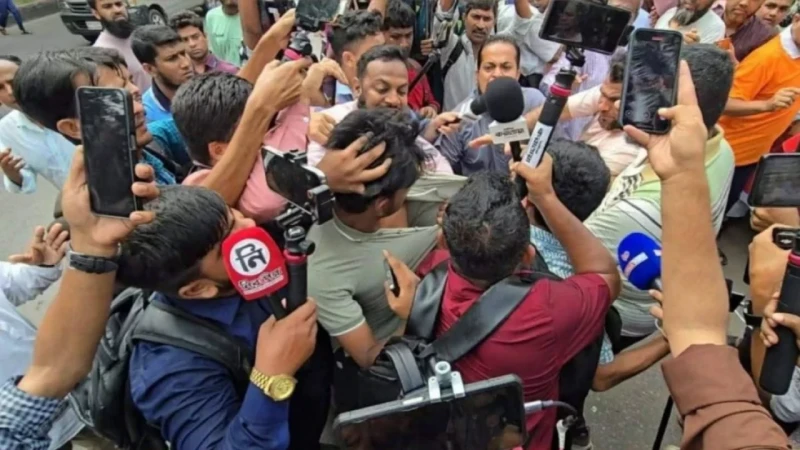 ধানমন্ডিতে জামায়াত কর্মীদের হামলায় সাংবাদিক রক্তাক্ত