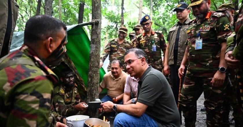 বিস্তীর্ণ জঙ্গলে সেনাবাহিনীর গ্রীষ্মকালীন মহড়া পরিদর্শন করলেন প্রধানমন্ত্রী তারেক রহমান