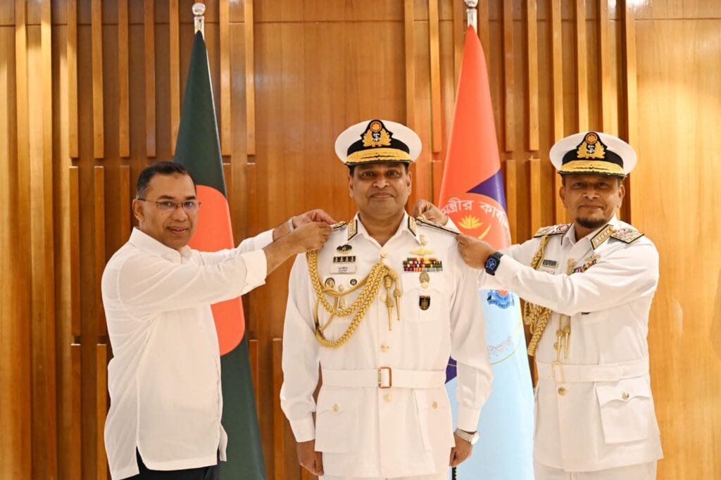 নতুন নৌবাহিনী প্রধানকে ভাইস অ্যাডমিরাল র‌্যাঙ্ক ব্যাজ পরালেন প্রধানমন্ত্রী