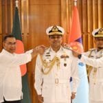 নতুন নৌবাহিনী প্রধানকে ভাইস অ্যাডমিরাল র‌্যাঙ্ক ব্যাজ পরালেন প্রধানমন্ত্রী