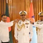 নতুন নৌবাহিনী প্রধানকে ভাইস অ্যাডমিরাল র‌্যাঙ্ক ব্যাজ পরালেন প্রধানমন্ত্রী