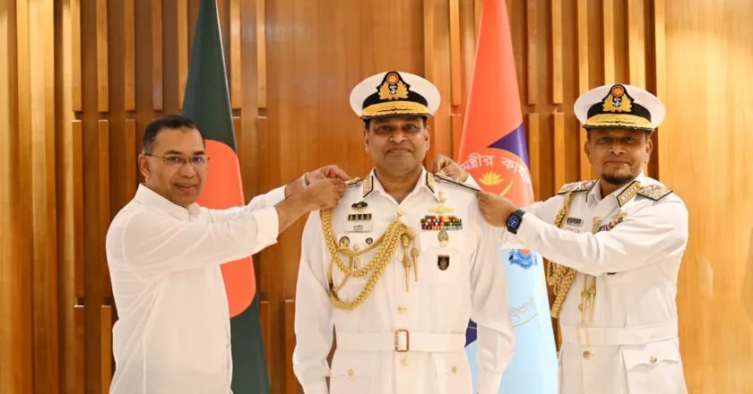 নতুন নৌবাহিনী প্রধানকে ভাইস অ্যাডমিরাল র‌্যাঙ্ক ব্যাজ পরালেন প্রধানমন্ত্রী