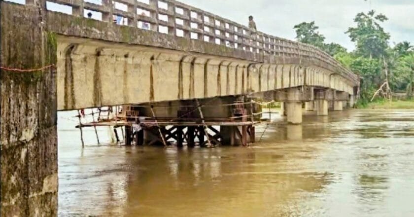 ইসলামপুরে হাইড্রোলিক পাম্পে উঁচু হলো দেবে যাওয়া বলিয়াদহ-আগারী সেতু