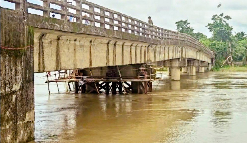 ইসলামপুরে হাইড্রোলিক পাম্পে উঁচু হলো দেবে যাওয়া বলিয়াদহ-আগারী সেতু