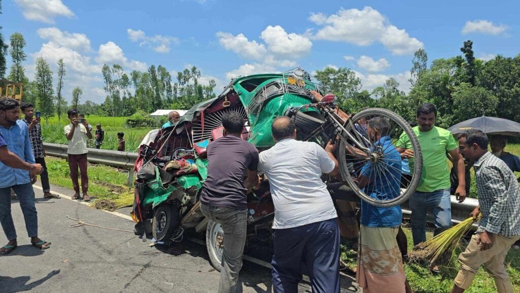 রাজারহাটে ট্রাক-সিএনজি সংঘর্ষে নিহত ১, আহত ৪
