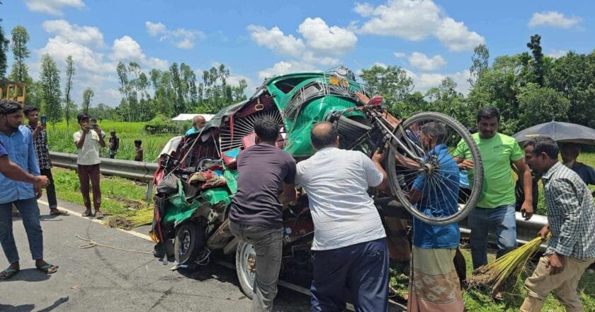 রাজারহাটে ট্রাক-সিএনজি সংঘর্ষে নিহত ১, আহত ৪