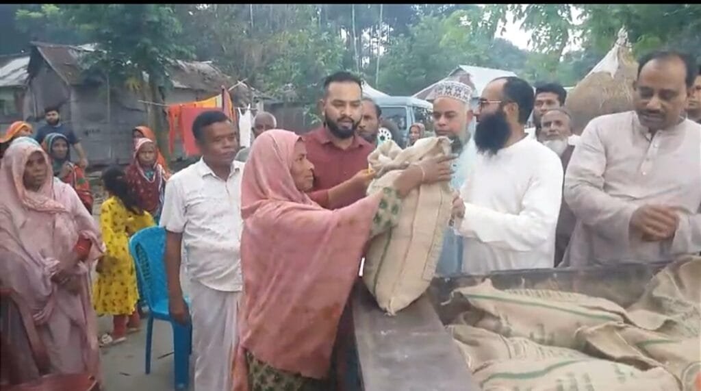 নাগেশ্বরী উপজেলা প্রশাসনের উদ্যেগে বন্যার্তদের মাঝে শুকনো খাবার বিতরণ
