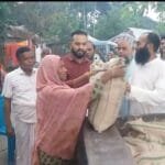 নাগেশ্বরী উপজেলা প্রশাসনের উদ্যেগে বন্যার্তদের মাঝে শুকনো খাবার বিতরণ