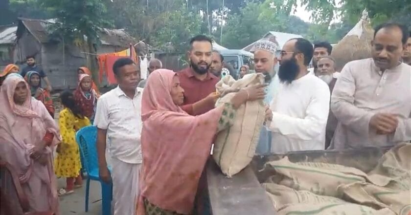 নাগেশ্বরী উপজেলা প্রশাসনের উদ্যেগে বন্যার্তদের মাঝে শুকনো খাবার বিতরণ