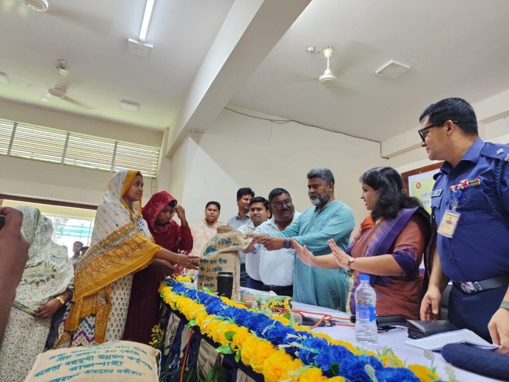 বদলগাছীতে প্রান্তিক কৃষকদের মাঝে বিনামূল্যে বীজ-সার ও কৃষি উপকরণ বিতরণ