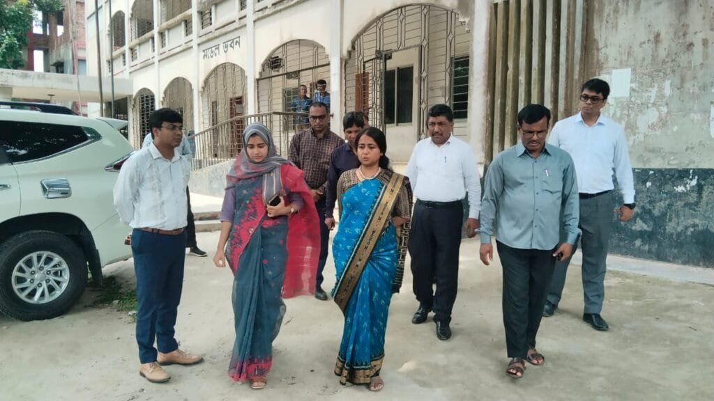 দৌলতপুরে এইচএসসি ও সমমানের পরীক্ষা কেন্দ্র পরিদর্শন করলেন মানিকগঞ্জের ডিসি