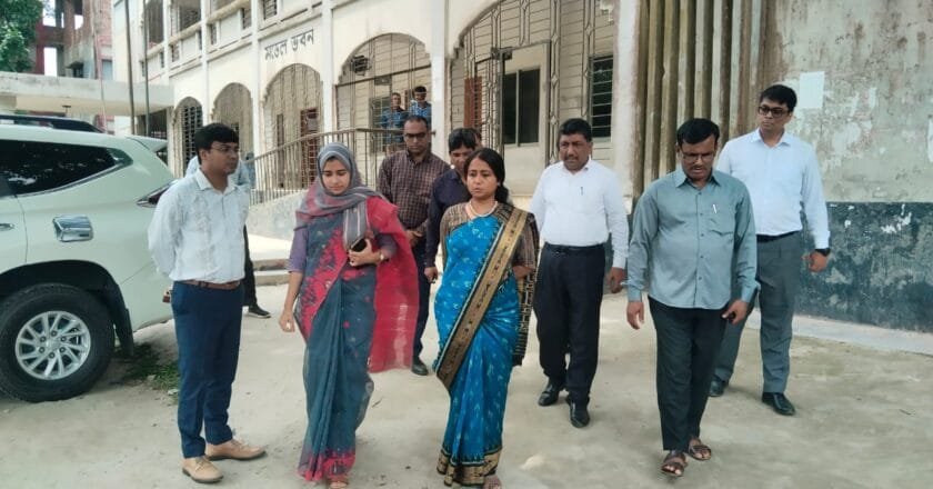 দৌলতপুরে এইচএসসি ও সমমানের পরীক্ষা কেন্দ্র পরিদর্শন করলেন মানিকগঞ্জের ডিসি
