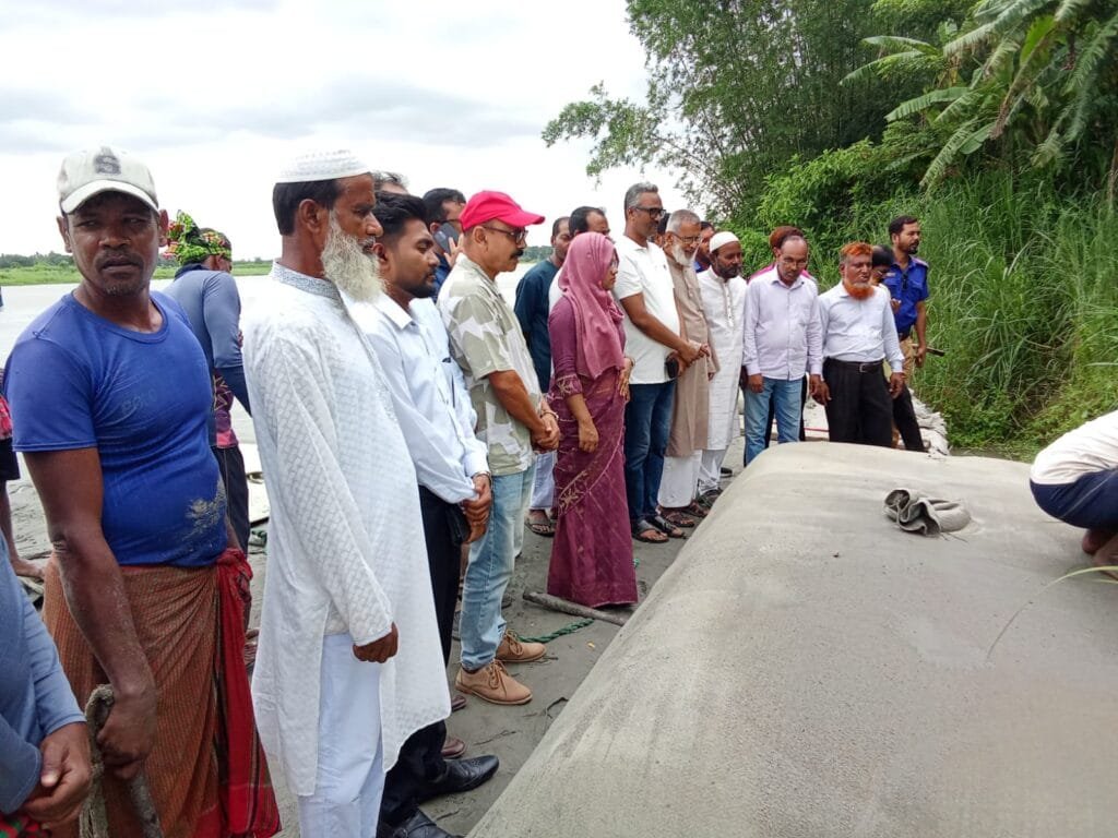 মানিকগঞ্জে কালিগঙ্গা নদীর শিমুলিয়া খেয়াঘাট ভাঙন রোধে জিও ব্যাগ ফেলার কার্যক্রম উদ্বোধন