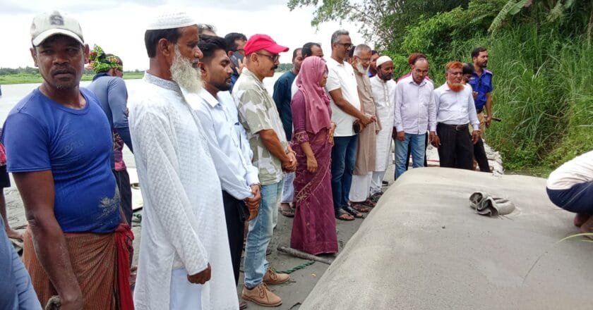 মানিকগঞ্জে কালিগঙ্গা নদীর শিমুলিয়া খেয়াঘাট ভাঙন রোধে জিও ব্যাগ ফেলার কার্যক্রম উদ্বোধন