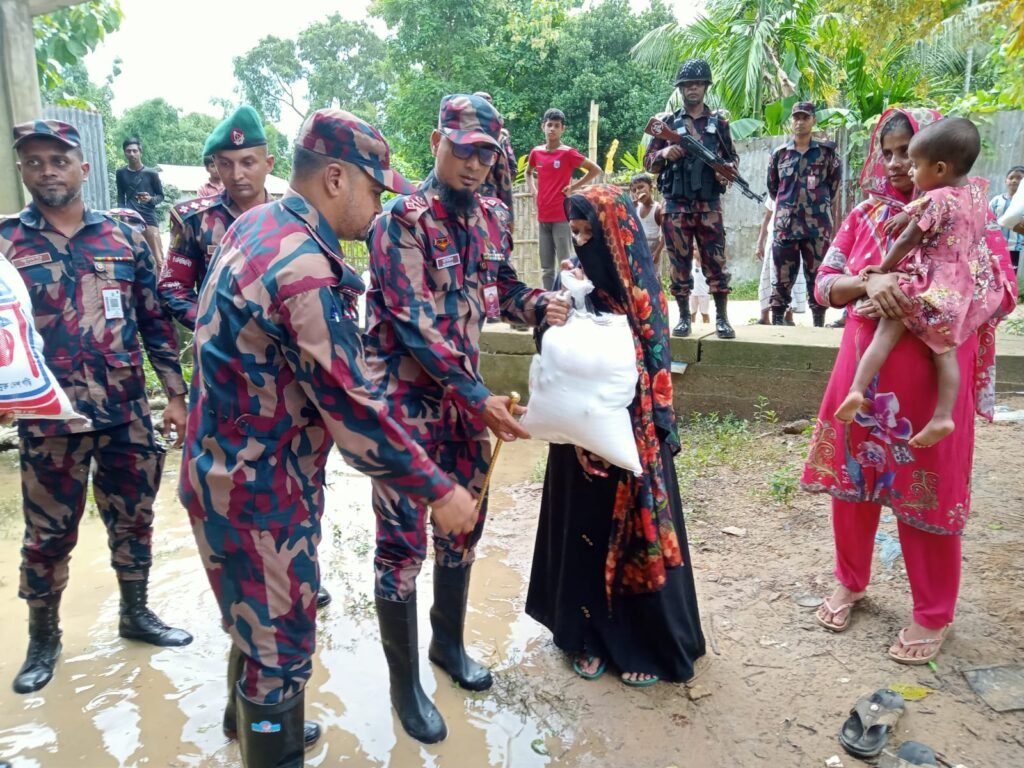 পানছড়িতে বন্যায় ক্ষতিগ্রস্ত পরিবারের মাঝে বিজিবির শুকনো খাবার বিতরণ