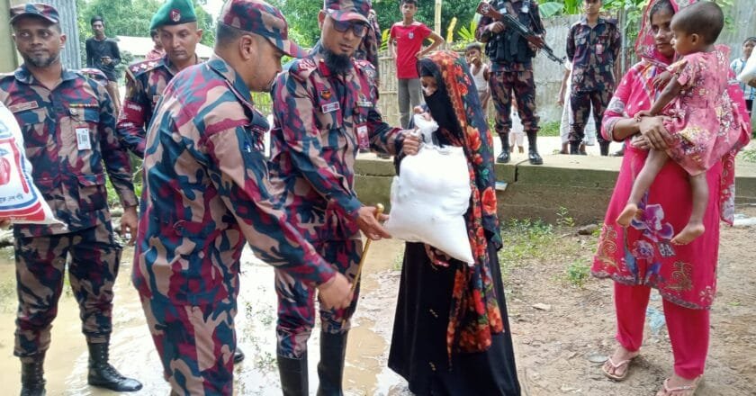 পানছড়িতে বন্যায় ক্ষতিগ্রস্ত পরিবারের মাঝে বিজিবির শুকনো খাবার বিতরণ