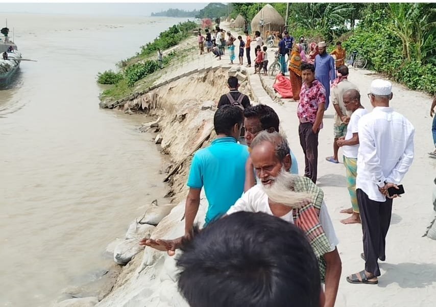 ব্রহ্মপুত্রের তীব্র ভাঙনে হুমকির মুখে চিলমারীর ডানতীর রক্ষা বাঁধ