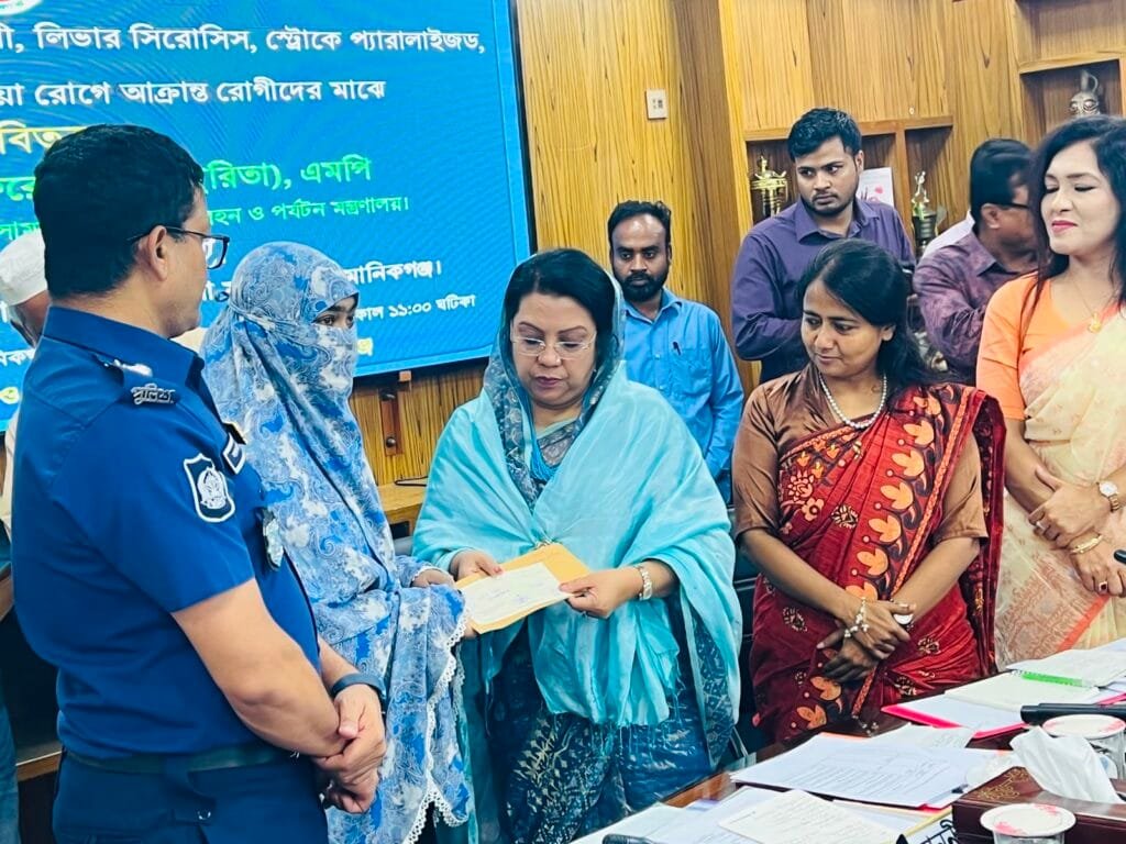 মানিকগঞ্জে অসহায় ও দুরারোগ্য রোগীদের মাঝে বিমানমন্ত্রীর চেক বিতরণ
