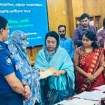 মানিকগঞ্জে দুরারোগ্য রোগীদের মাঝে চেক বিতরণ করলেন বিমানমন্ত্রী