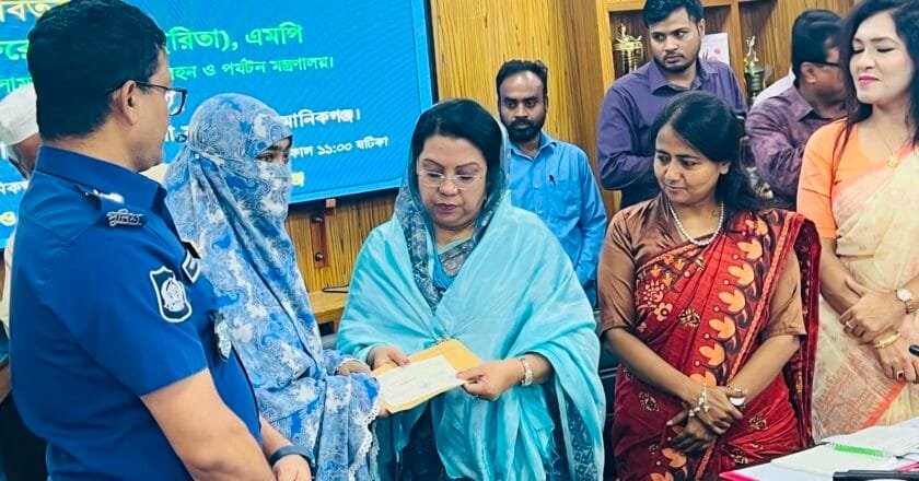 মানিকগঞ্জে দুরারোগ্য রোগীদের মাঝে চেক বিতরণ করলেন বিমানমন্ত্রী