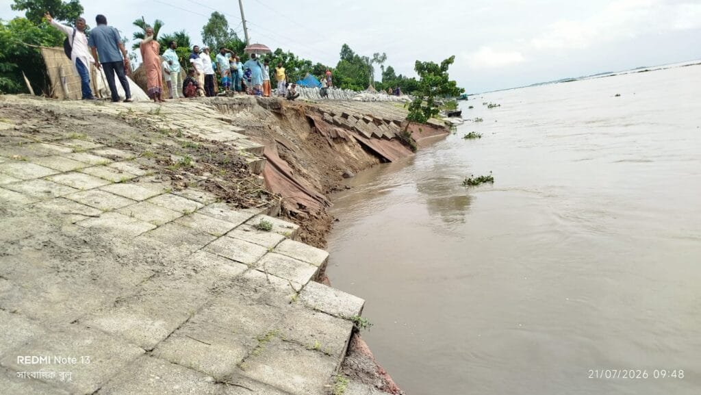 ব্রহ্মপুত্রের থাবায় ফের হুমকির মুখে চিলমারীর ডানতীর রক্ষা বাঁধ